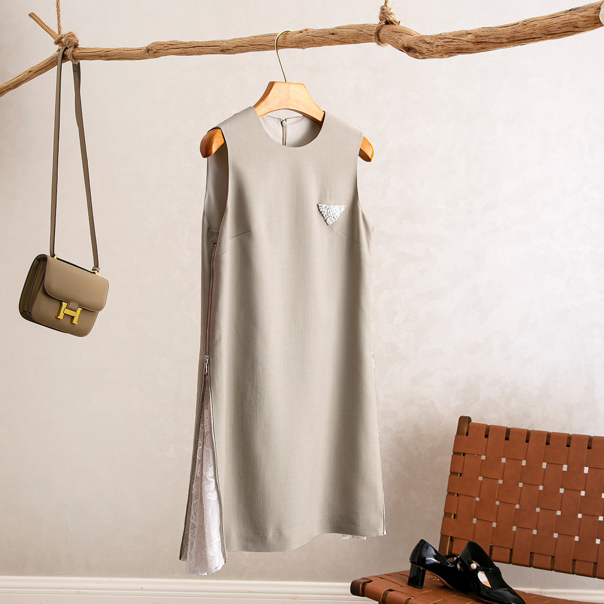 圆领三角标两侧蕾丝拼接连衣裙