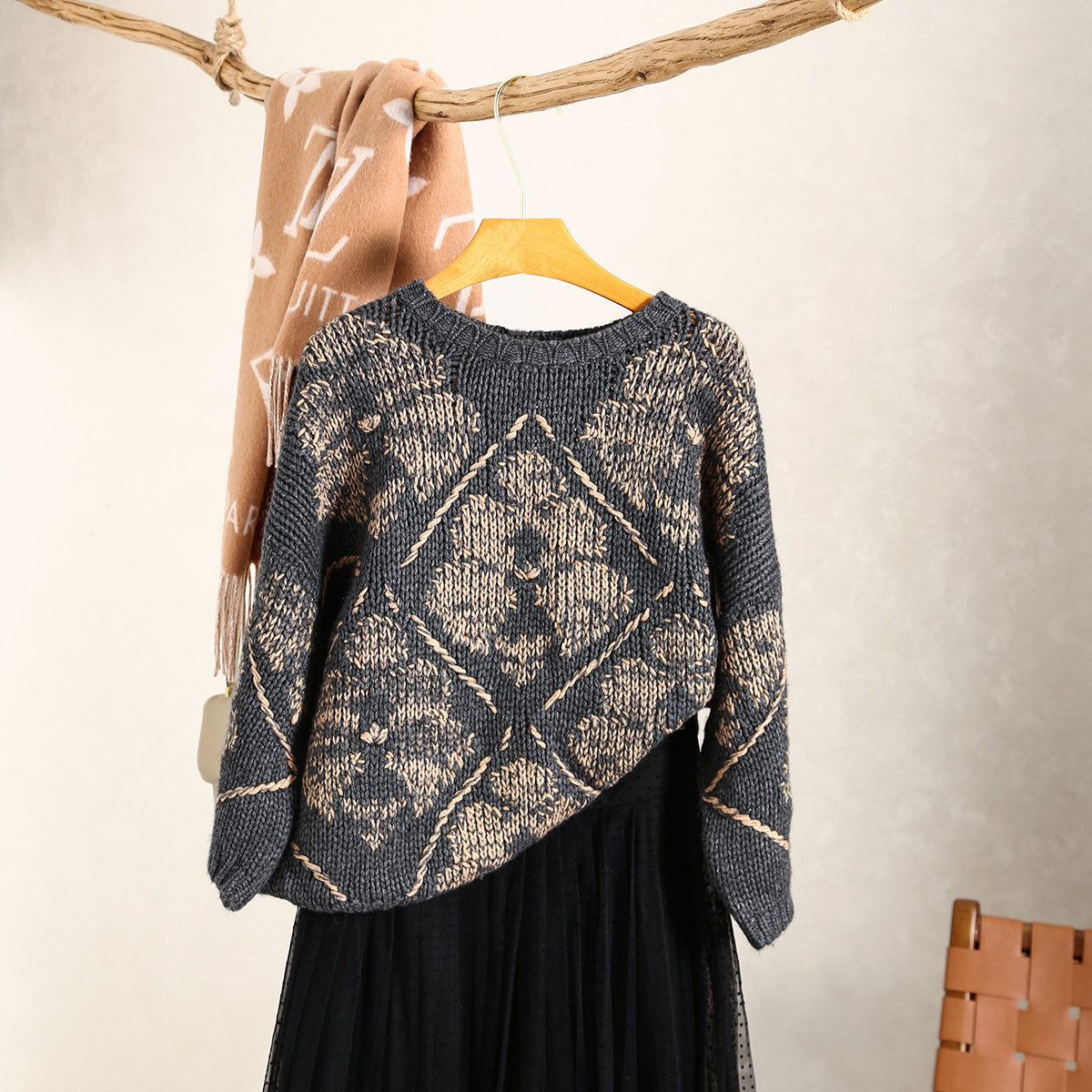 羊毛混纺套头圆领常规菱格毛衣