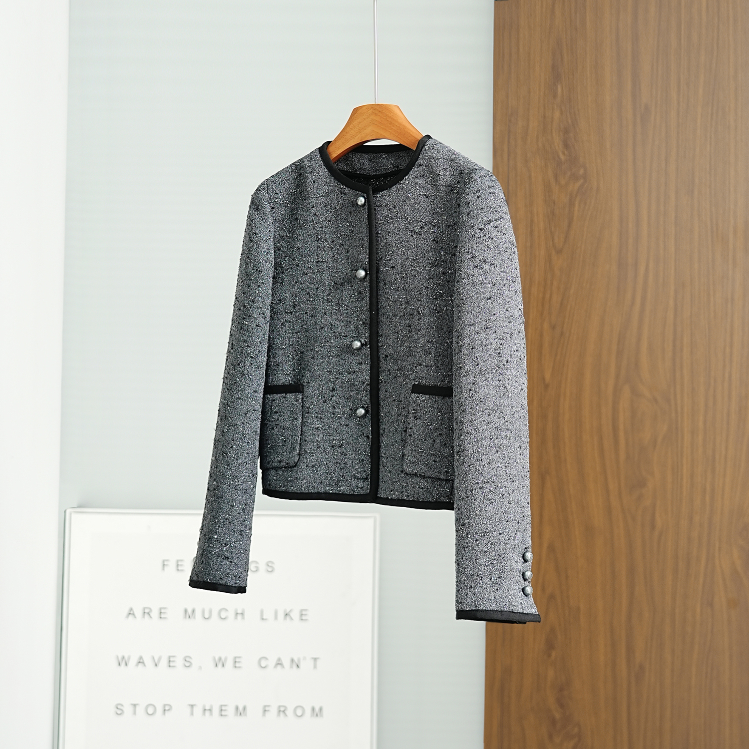 经典圆领织带镶边亮丝短外套