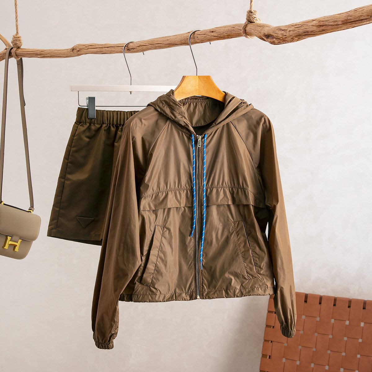 轻薄连帽短款拉链开衫外套