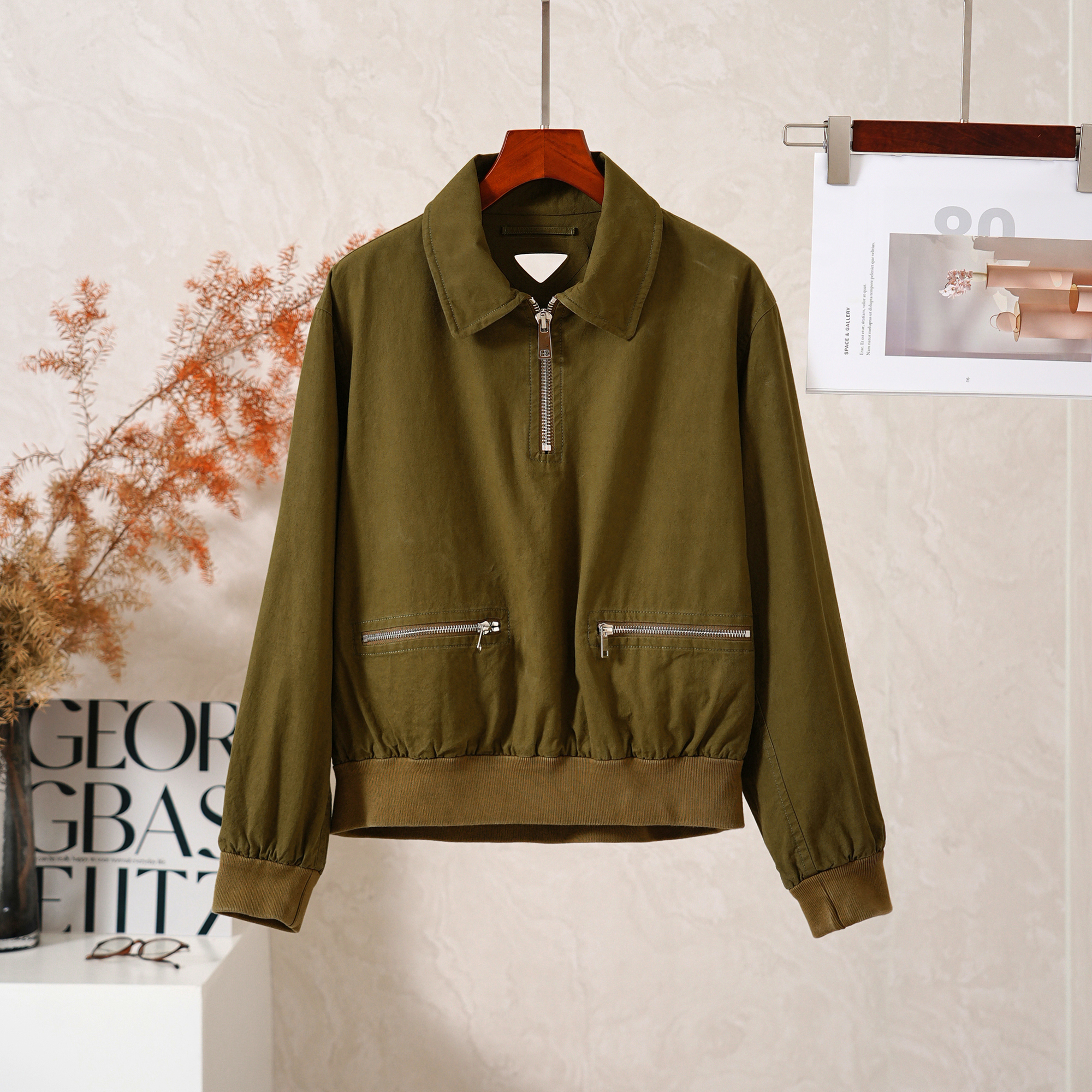 翻领后背挖空三角标装饰外套