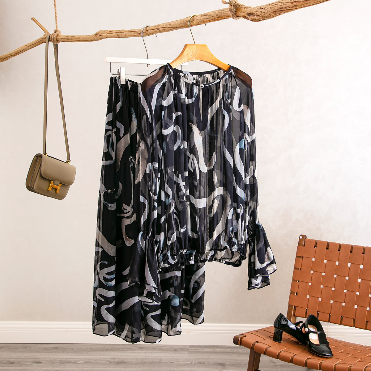 真丝印花衬衫+松紧腰半身裙套装