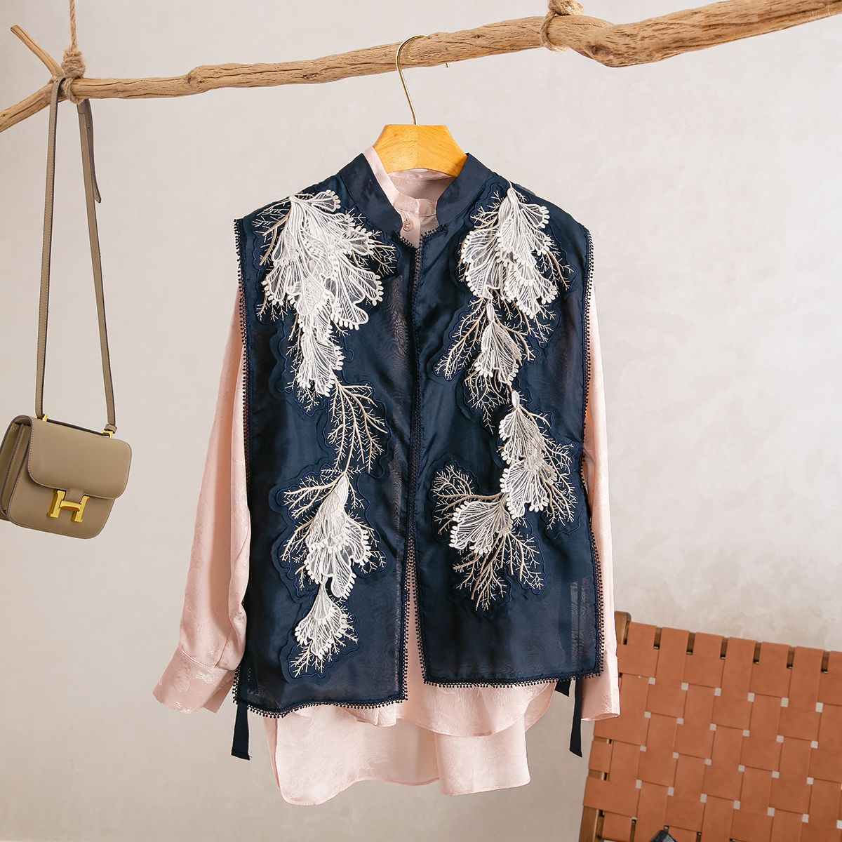 立体贴花刺绣两侧开叉无袖马甲