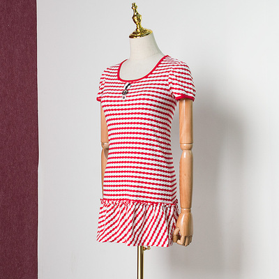 威莎折扣印花女中长款T恤拼接