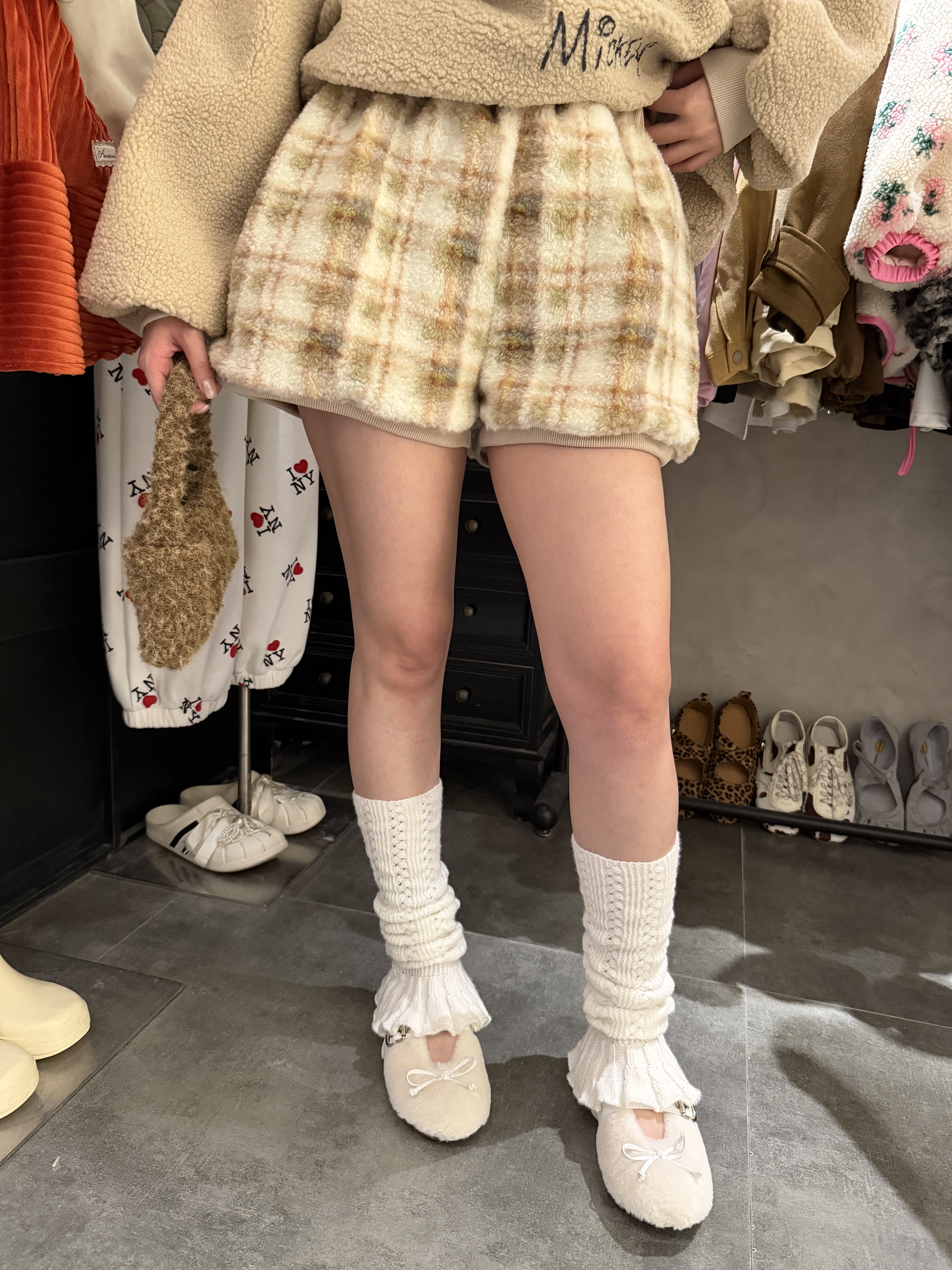 韩系女装2025冬季新款时尚百搭显瘦格子毛毛短裤