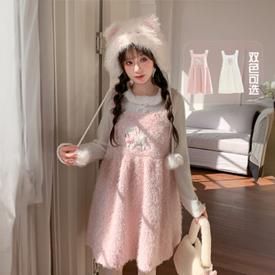 森女部落甜美风卡通刺绣背心裙女2025新款 宽松设计感绒感连衣裙冬