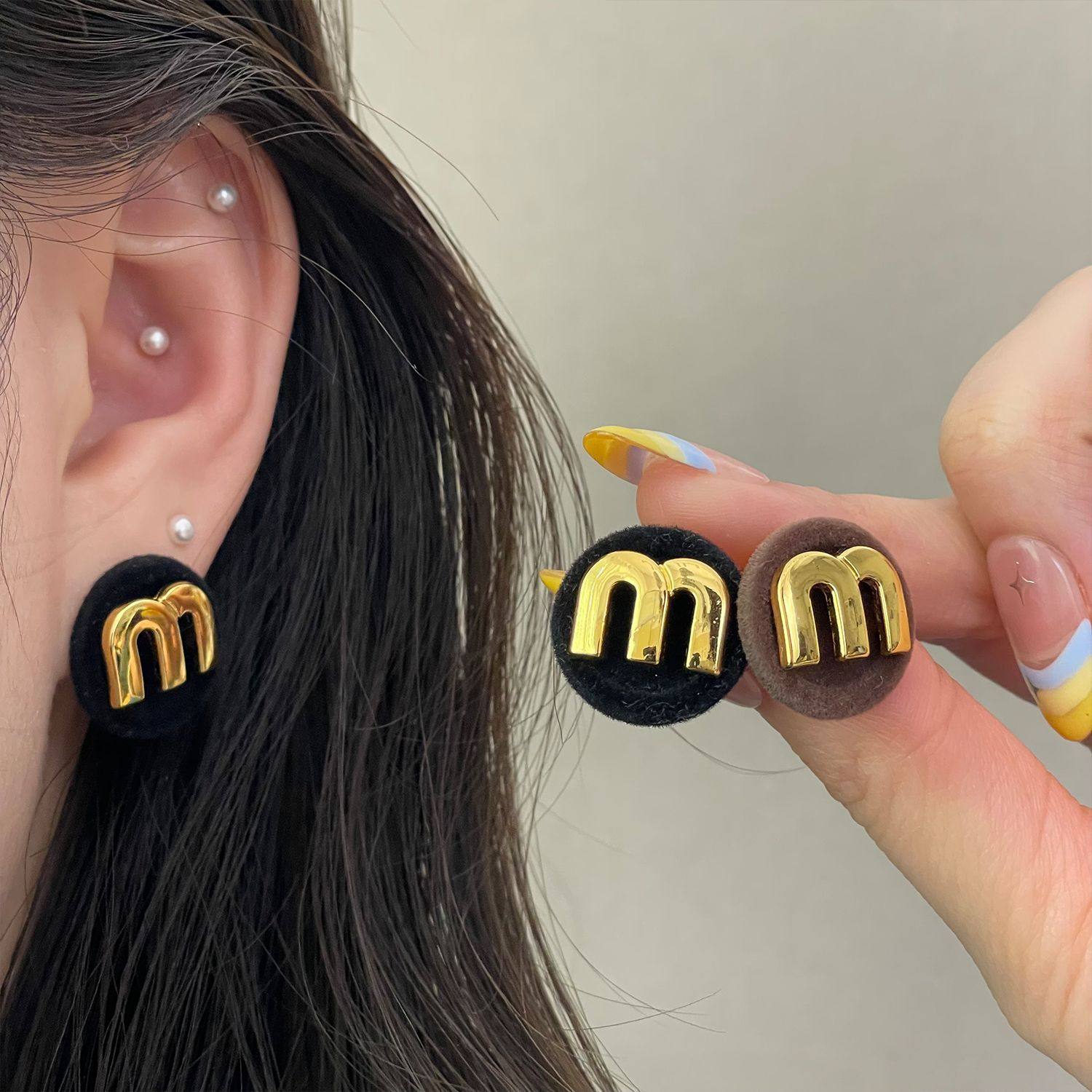 秋冬植绒M字母纽扣耳钉925银针时尚轻奢耳环女简约百搭潮流耳饰品,饰品/流行首饰/时尚饰品新,耳钉,淘宝优惠券,粉丝福利购,淘宝优惠卷