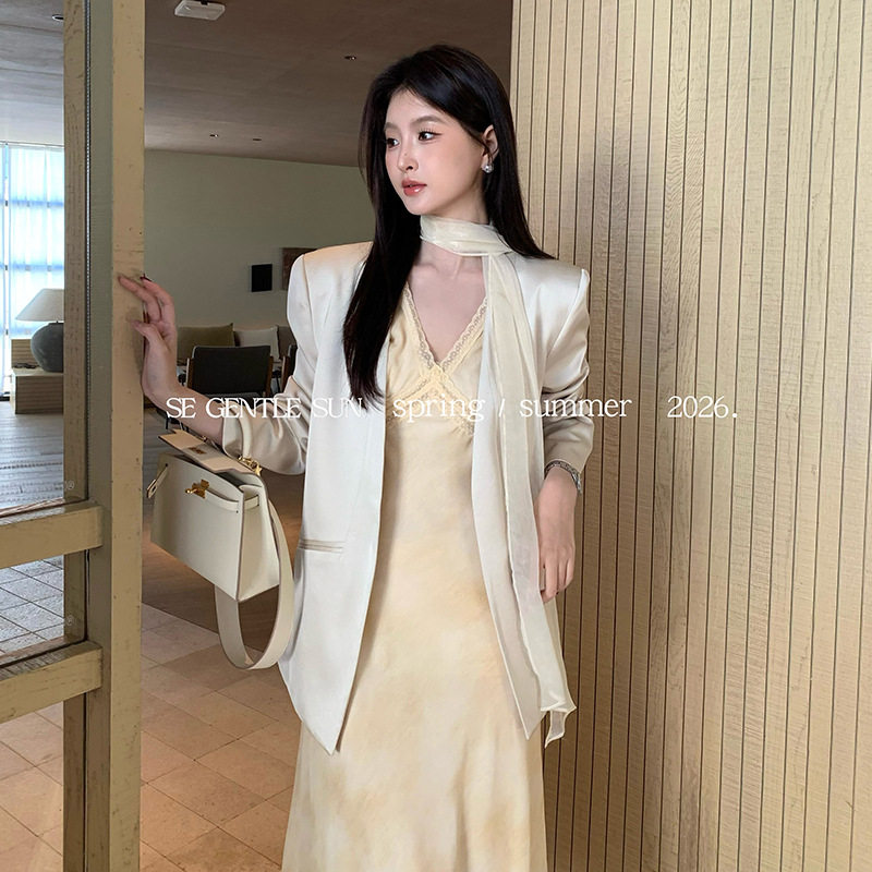 秀熙熙2026春新款白标气质名媛缎面长袖小西装短外套西服女86126
