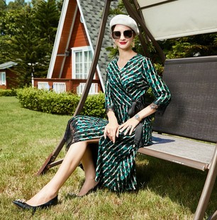 修身名媛气质连衣裙春夏装2024新款中长款V领七分袖印花系带A字裙