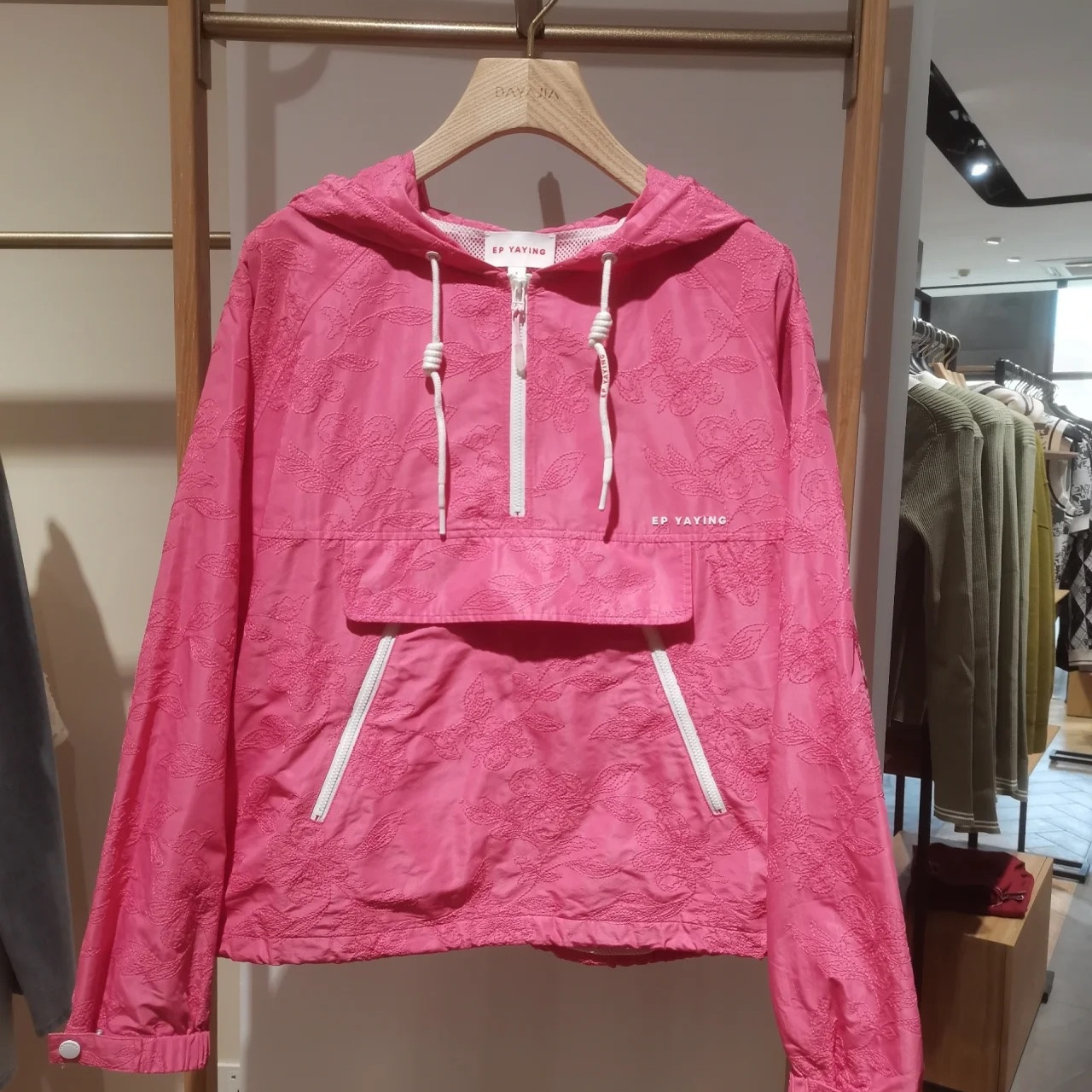 EP春款新品粉色刺绣连帽休闲卫衣外套EGJPA5401A-3999