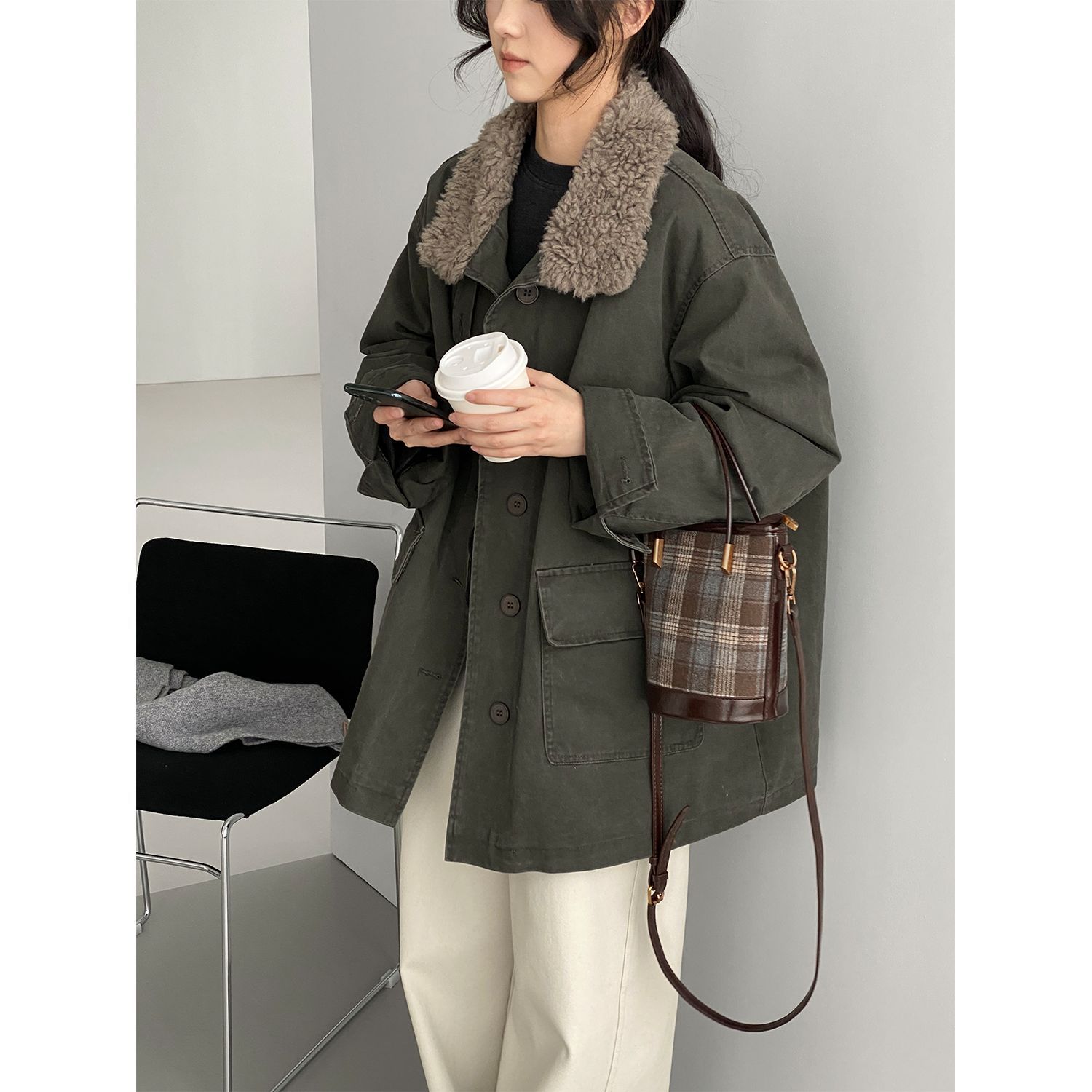 韩系复古羊羔毛领派克羽绒服女