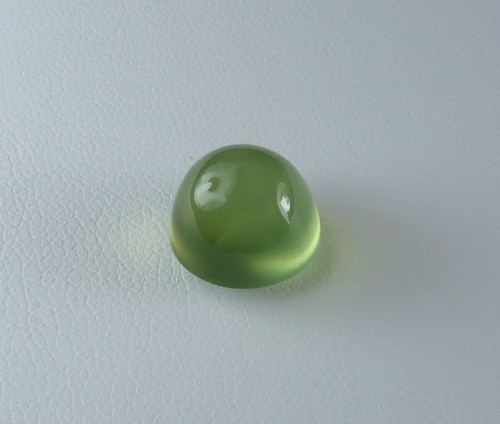 天然葡萄石戒面色泽绿荧光好