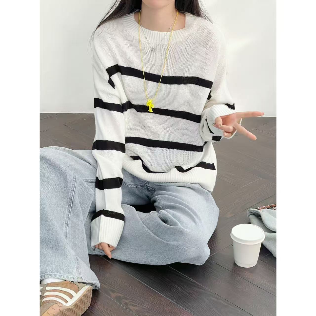 黑白条纹圆领宽松显瘦针织上衣
