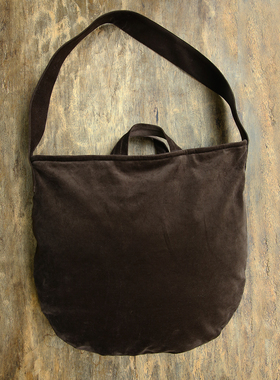 云芝元 设计师秋冬新款咖啡色平绒挎包单肩包夹棉饺子包2703-S