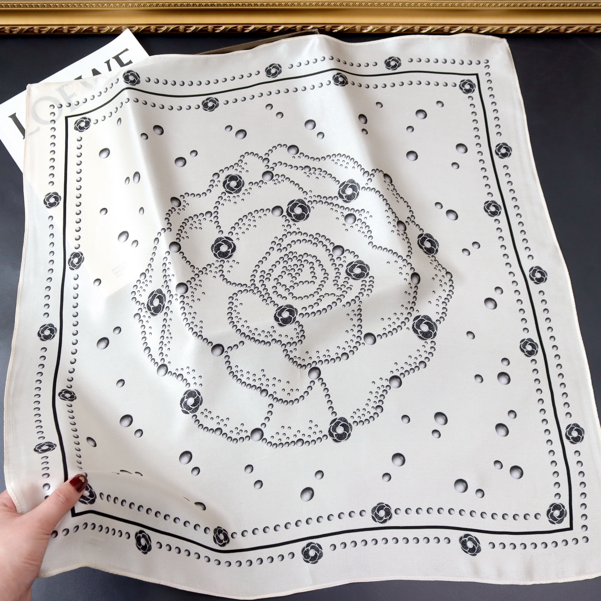 68cm复古港风真丝中方巾山茶花女