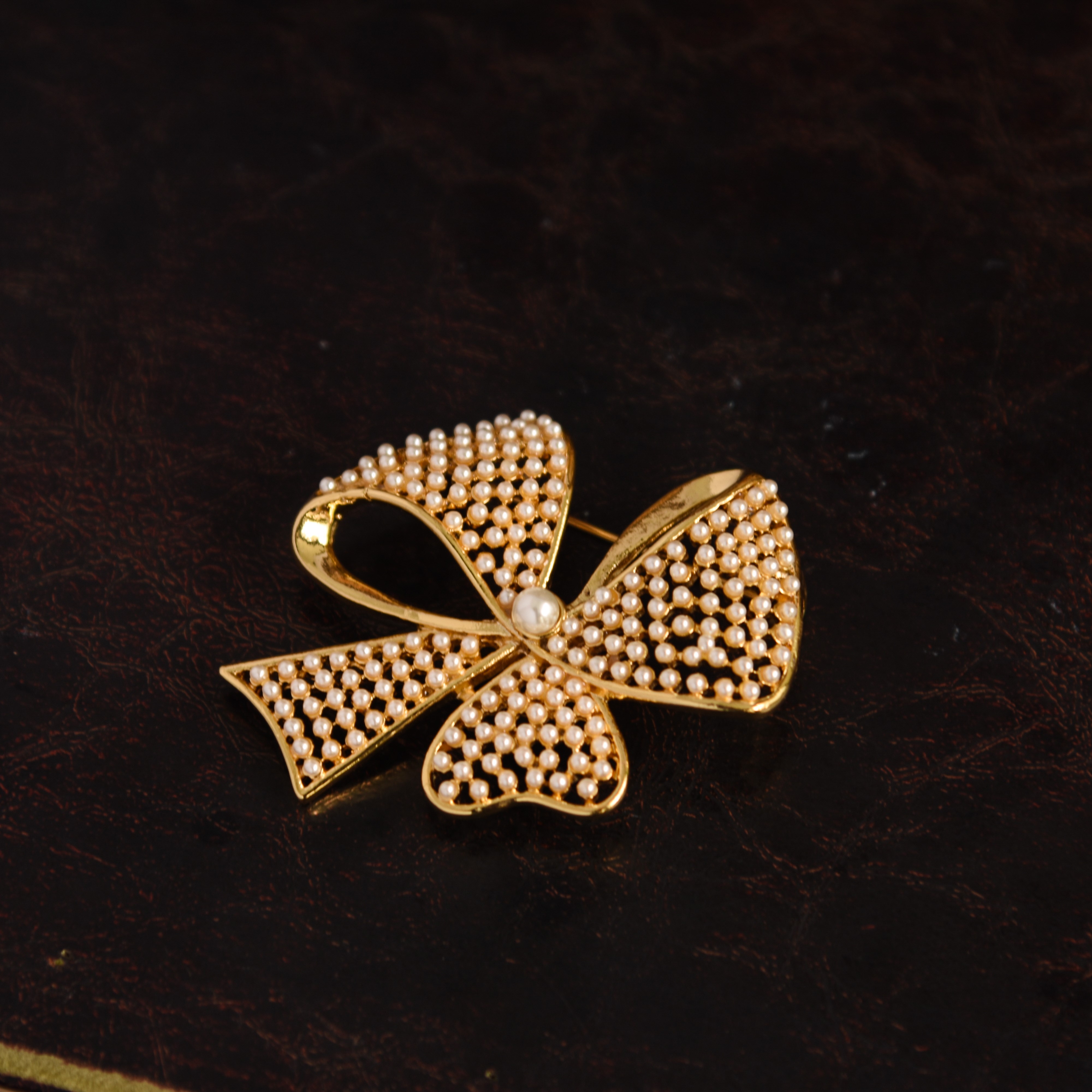 白日不到处,青春恰自来.蝴蝶结珍珠胸针设计感小众奢华气质高档女