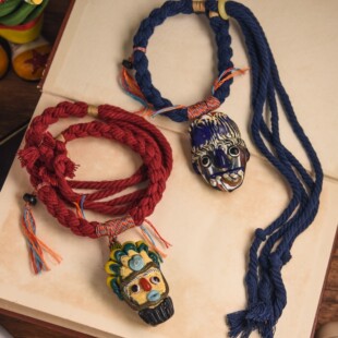 十轮霜影转庭梧,此夕羁人独向隅.手链手持两用腓尼基人面琉璃娃娃