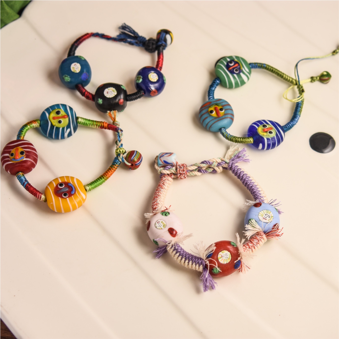 别院深深夏席清，石榴开遍透帘明。手工编织琉璃手链女2024年新款