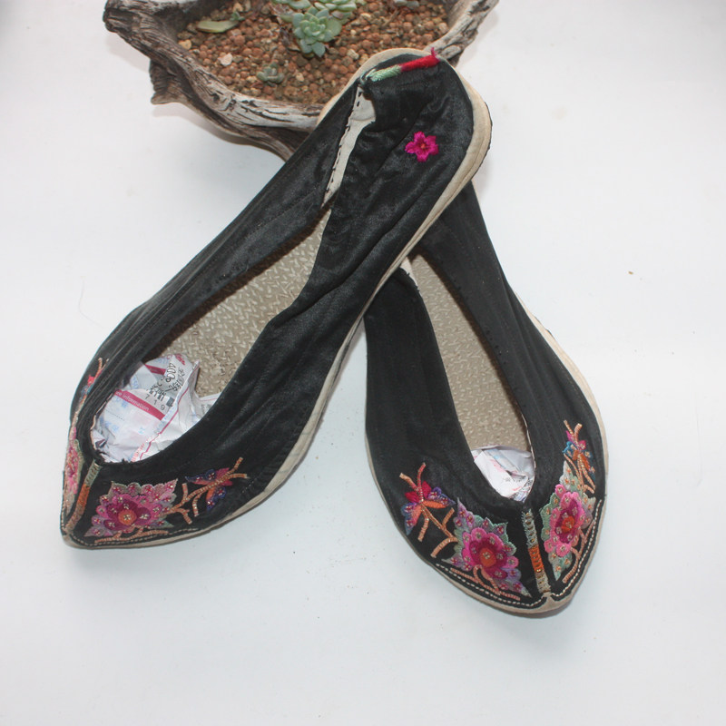 36码尖头绣花鞋缎面手工套脚绣鞋收藏老鞋子民间老货露指618狂欢