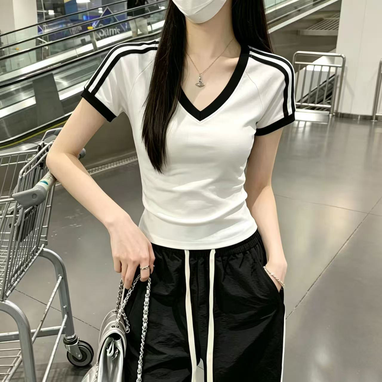 美式运动风撞色V领短袖T恤女2026新款夏季修身显瘦白色条纹上衣
