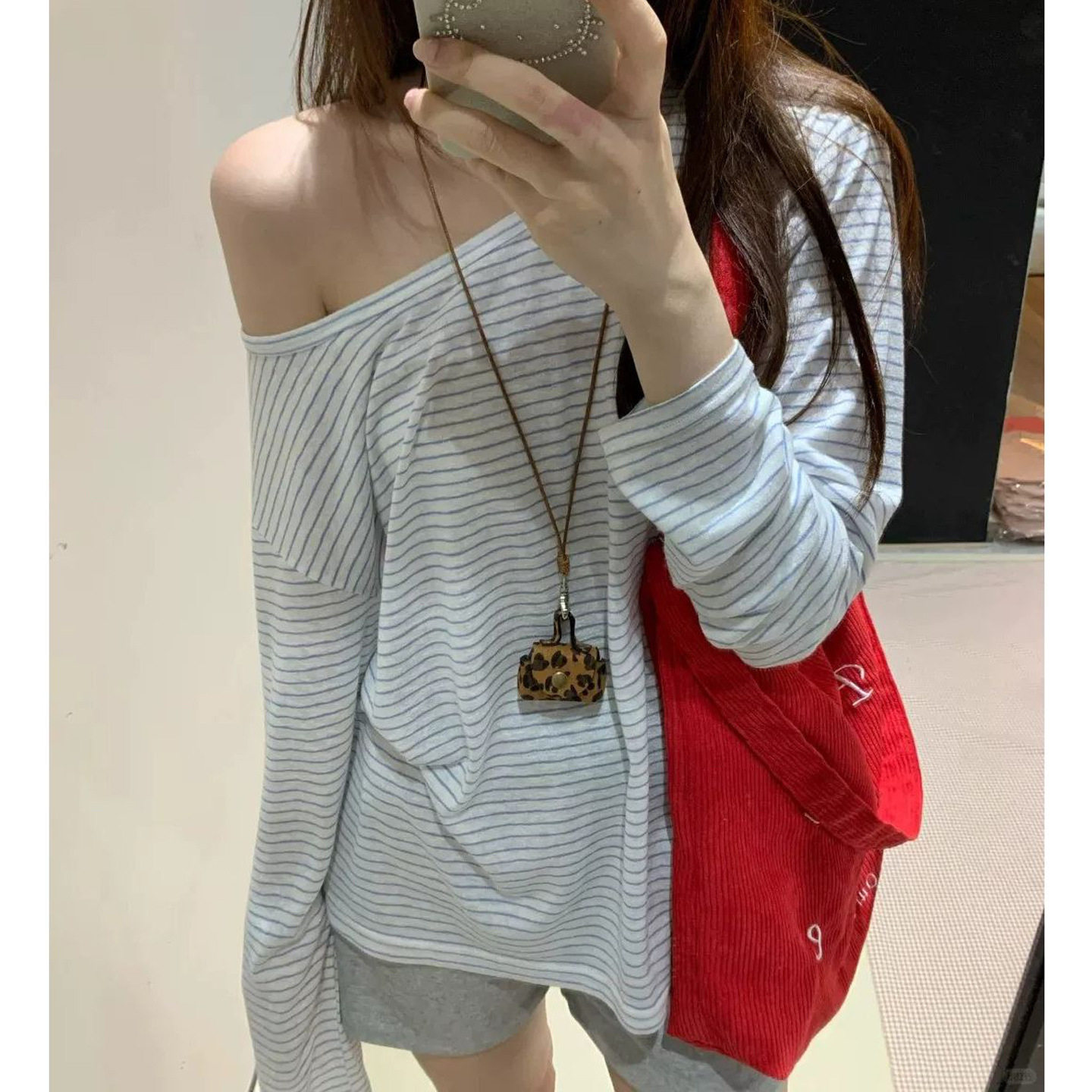 温柔慵懒chic斜肩条纹长袖T恤女春秋休闲宽松露肩上衣防晒空调衫