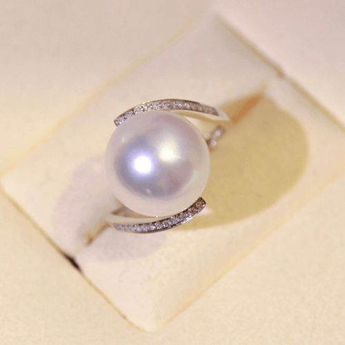 简约扭臂款轻奢18k白金精致钻石