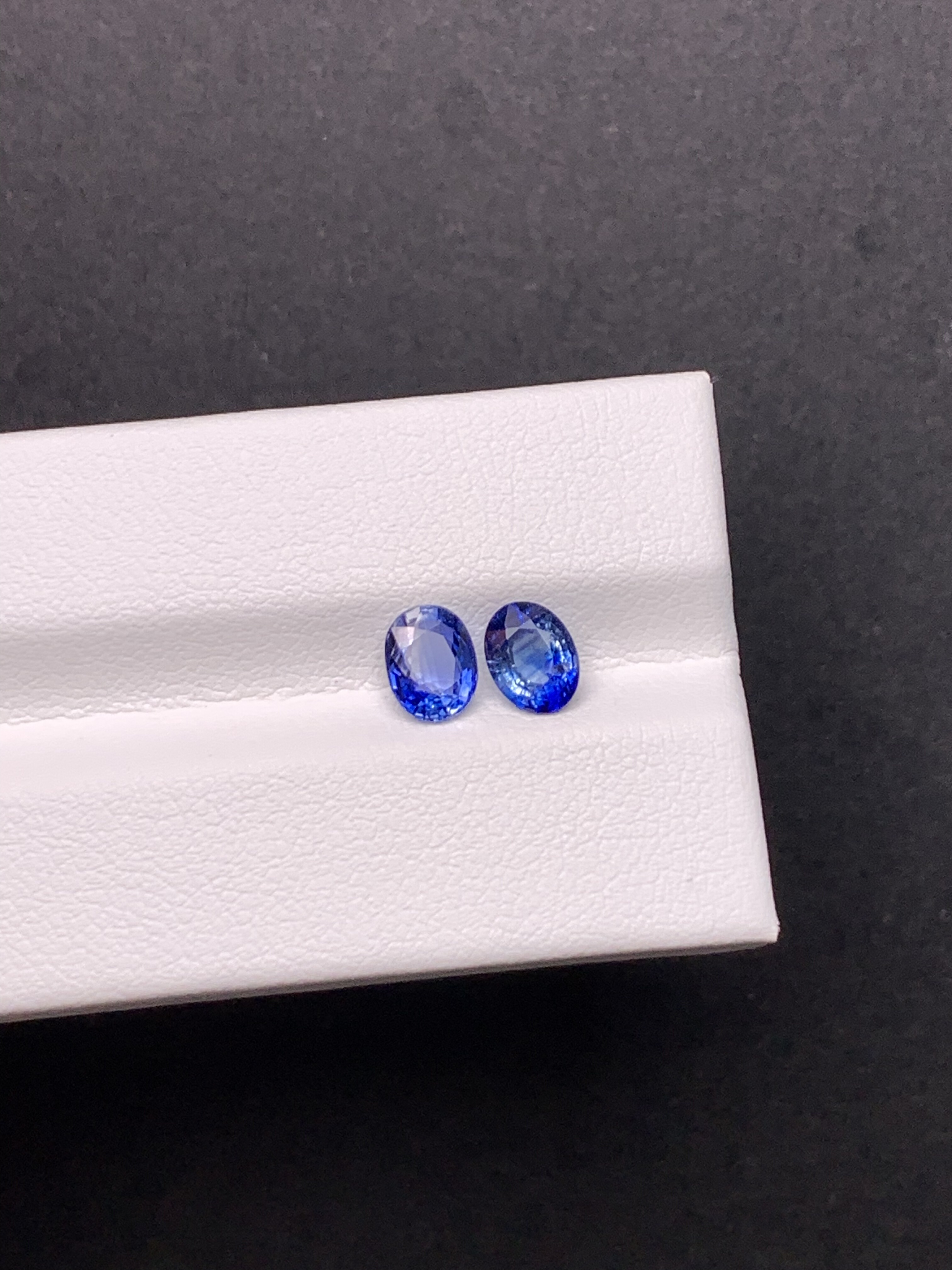 1.5克拉 一对斯里兰卡天然老烧皇家蓝蓝宝石（1124）
