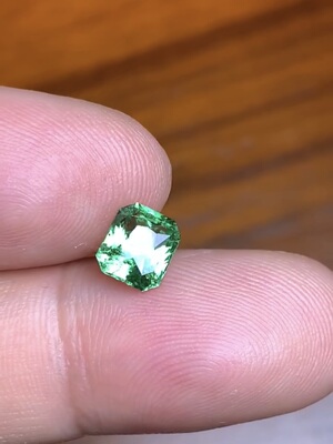 1.57克拉阿鲁沙新矿沙弗莱卡扎尼色颜色艳绿（0511）