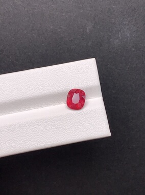 2.11克拉 缅甸‮然天‬无烧尖晶石 红宝色绝地 （1231）