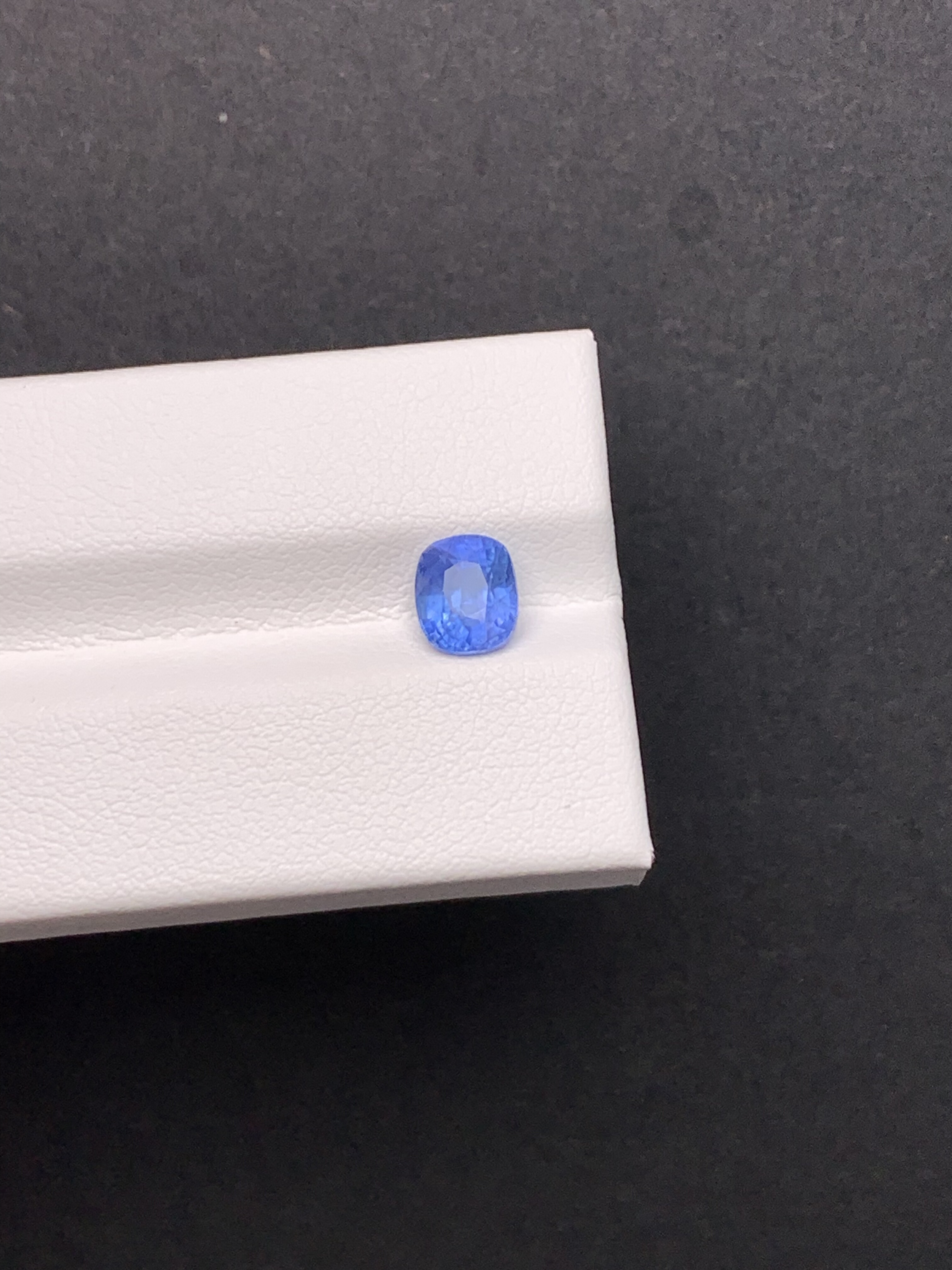1.37克拉 缅甸天然无烧矢车菊蓝宝石 （1123）