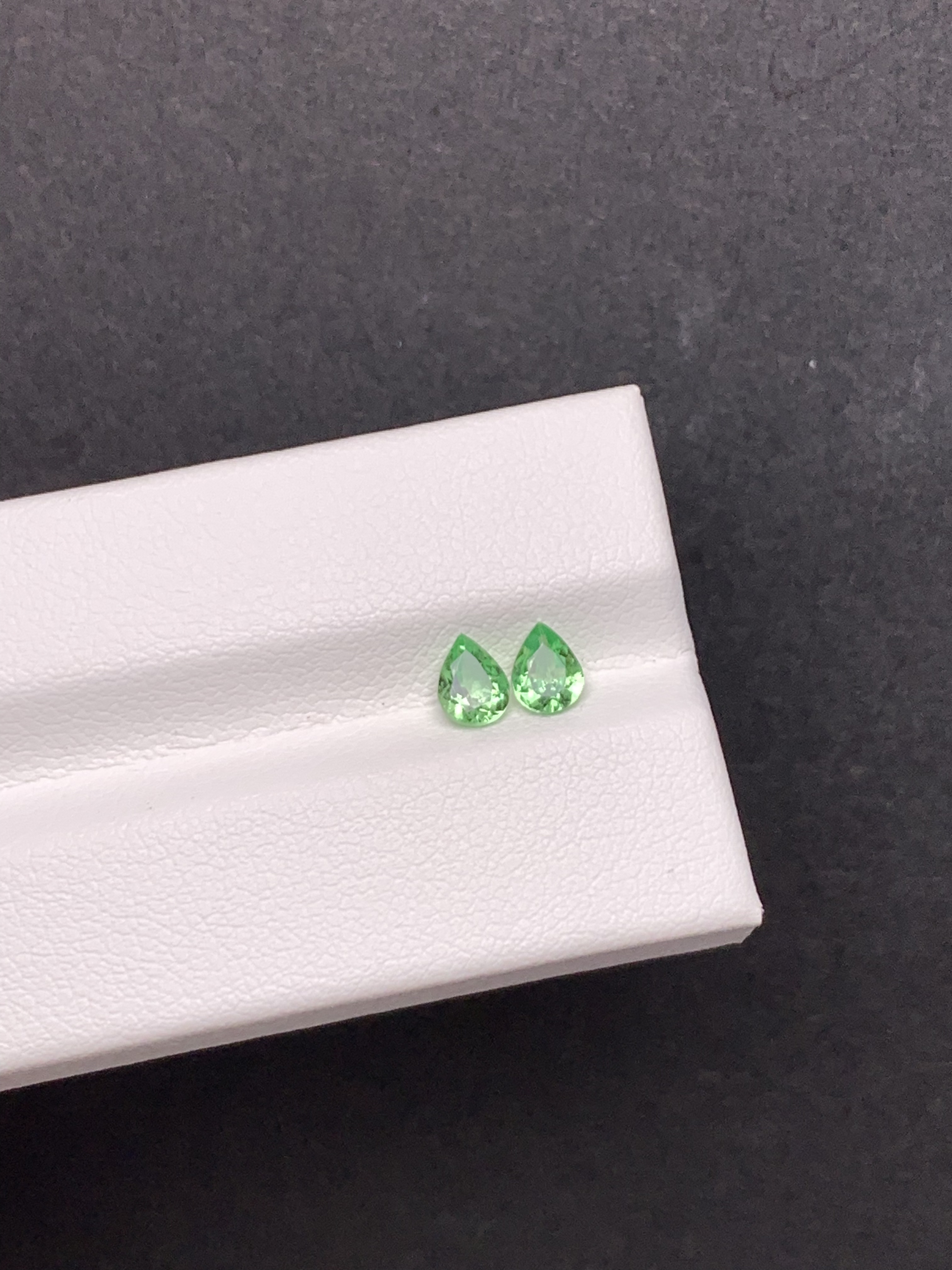 0.69克拉一对 天然无烧沙弗莱 颜色翠绿 （1221）