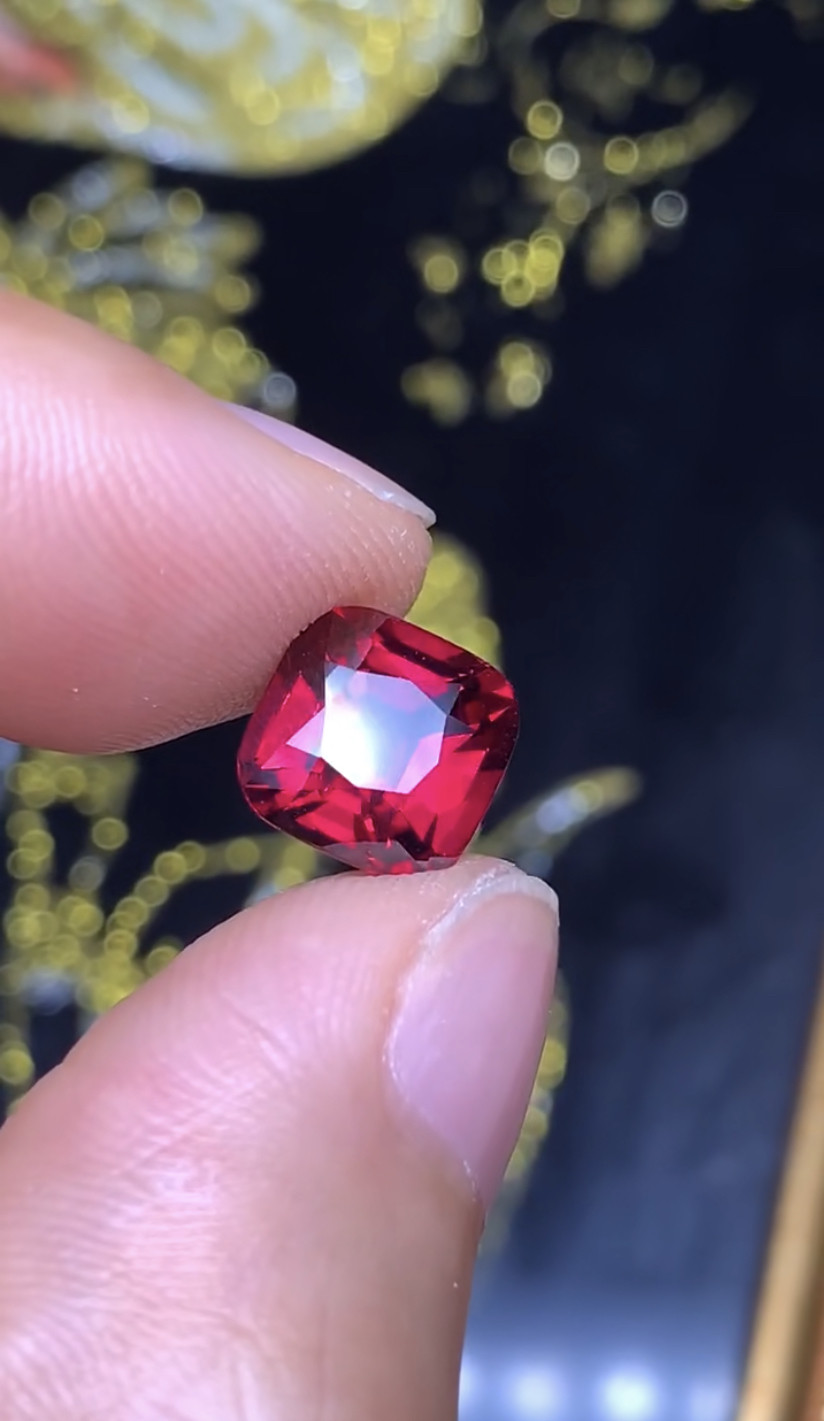 海外矿区捡漏 4.18克拉 坦桑尼亚天然无烧鲜红色石榴石 （1208）