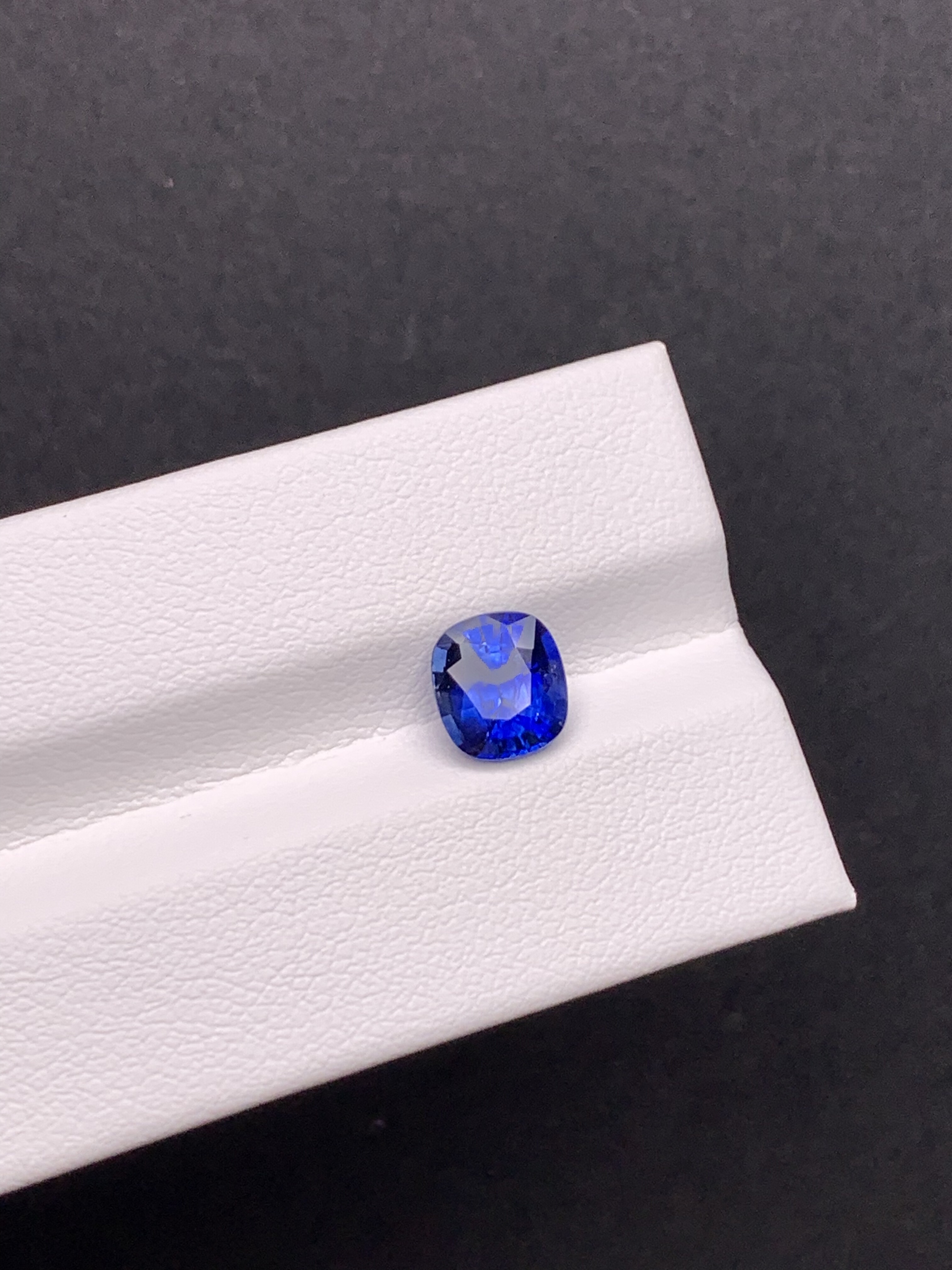 1.74克拉 斯里兰卡天然老烧皇家蓝蓝宝石 （1106）