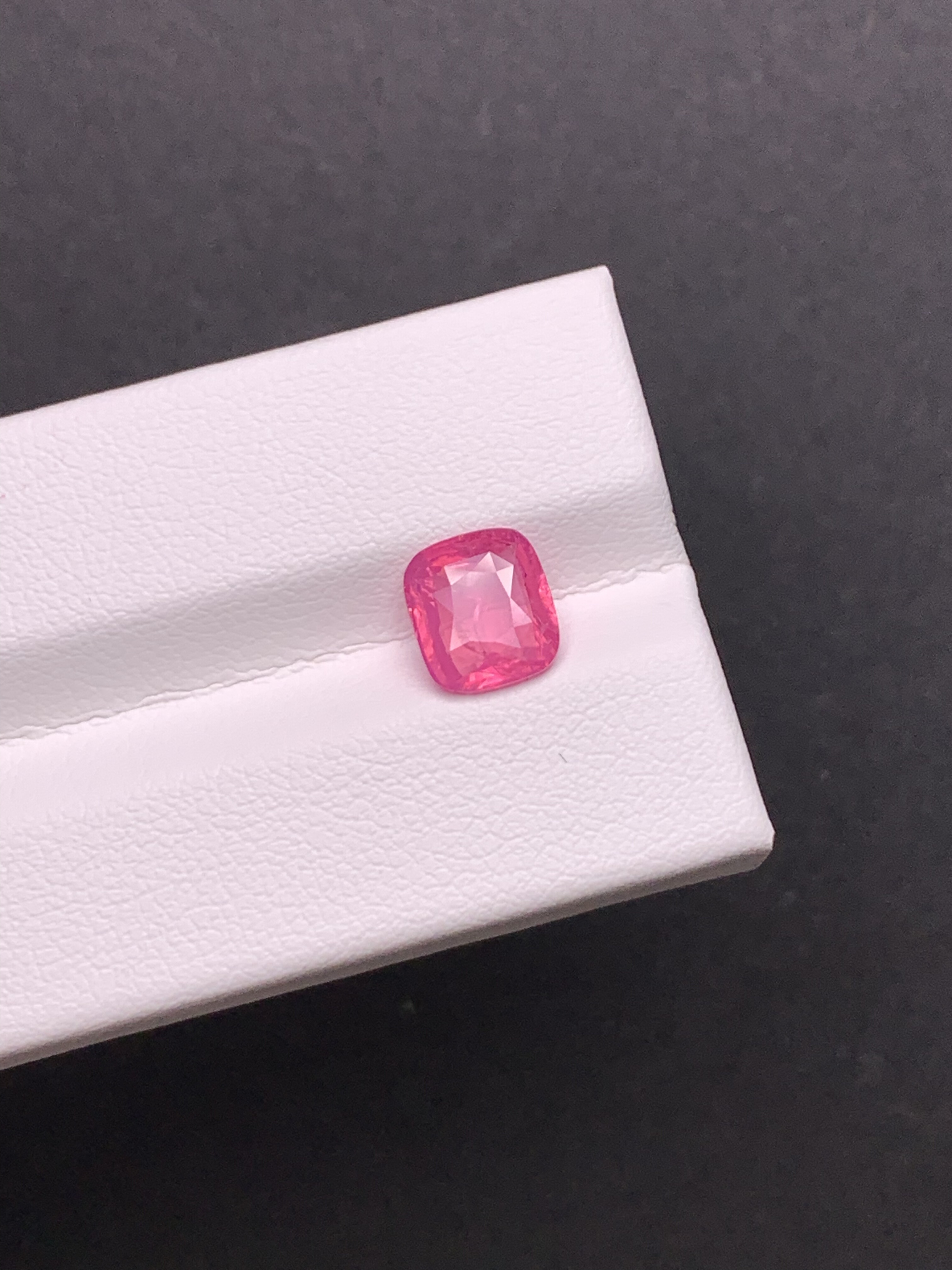 1.6克拉 坦桑尼亚天然无烧尖晶石马亨盖 热粉色 （1114）