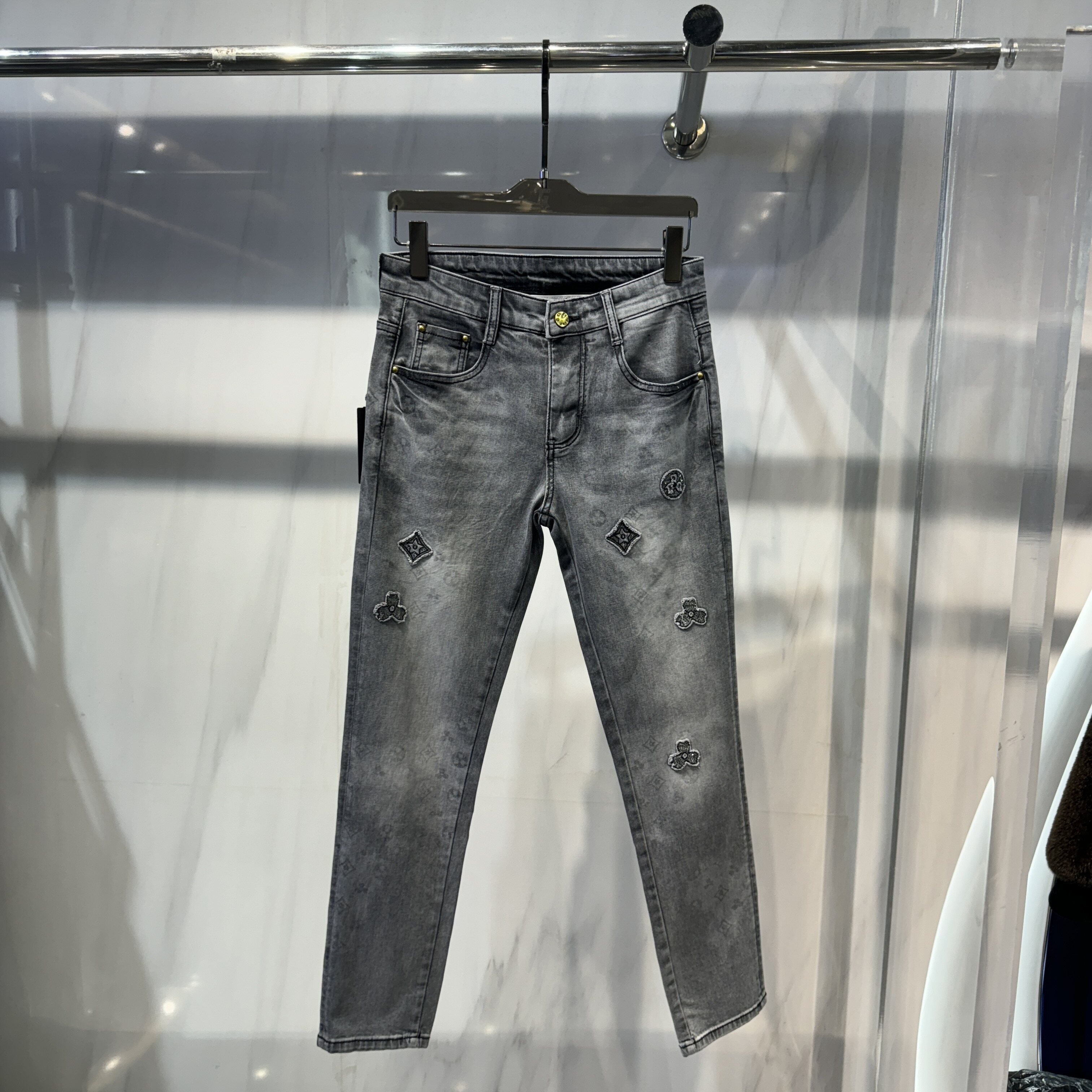 男士黑色贴布刺绣牛仔裤2026新款春夏薄款个性时尚潮流小直筒长裤