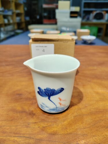 日本幸山窑青花荷花游鱼公道杯