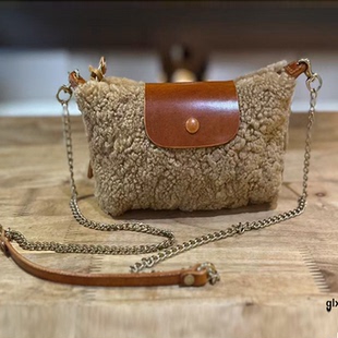 2026年网红流行手提包女单肩斜挎包饺子包羊羔毛绒包包迷你小包