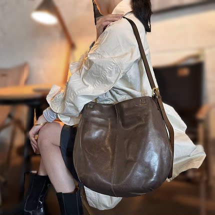 格林松弛感大容量包包慵懒风穿搭 宽肩带斜挎包设计感小众水桶包