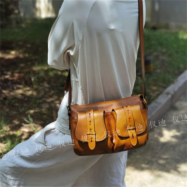 多隔层邮差原宿牛皮休闲机车港风