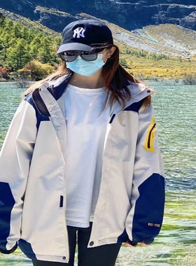 2026秋冬季冲锋衣户外运动防风防水可拆卸帽时尚登山男女情侣外套