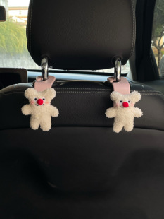 憨憨熊汽车挂钩可爱汽车座椅多功能收纳后排置物架女生车内用品