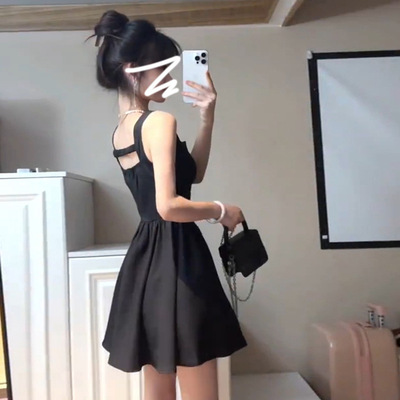 黑色无袖吊带连衣裙子女夏季2025新款小个子法式气质收腰显瘦短裙