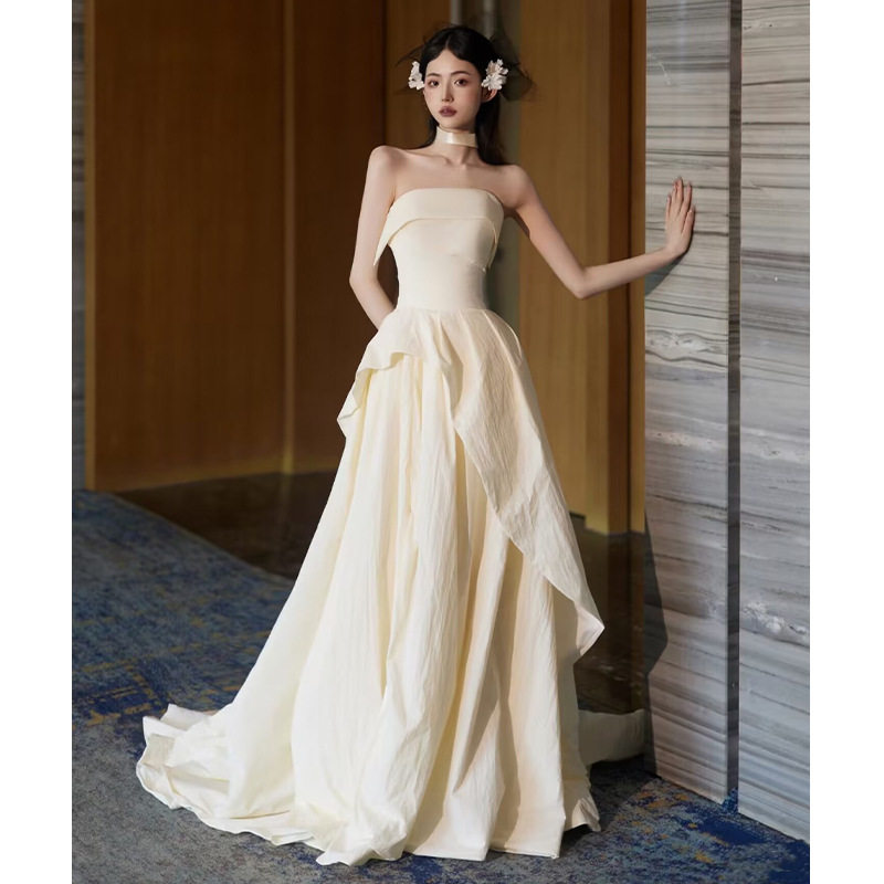 抹胸缎面轻婚纱新娘高级感简约复古礼服白色订婚迎宾出门纱礼服裙