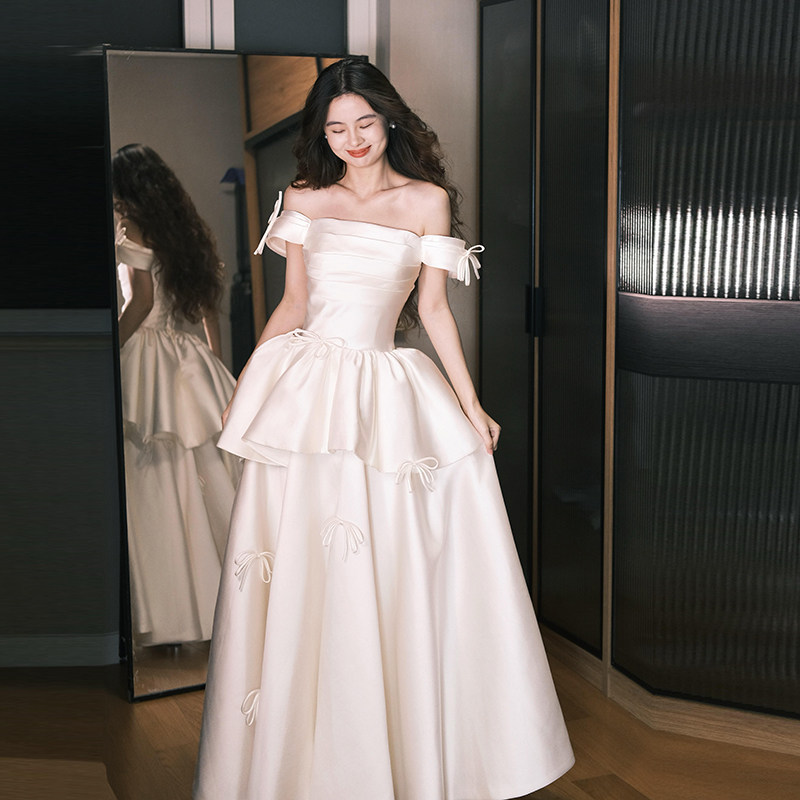 法式轻婚纱新娘2026新款白色一字肩订婚礼服复古气质抹胸款出门纱