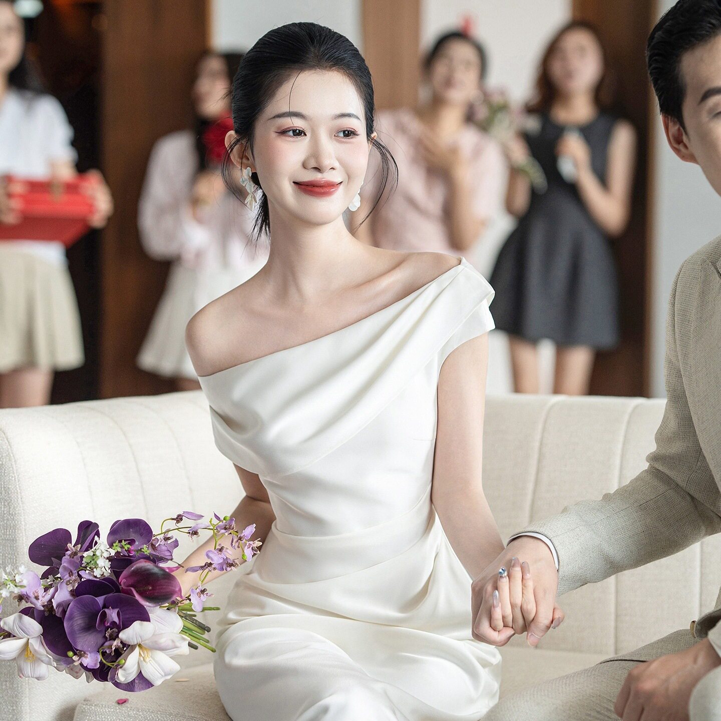 法式轻婚纱一字肩订婚礼服2026新款简约轻礼服领证登记小白裙女