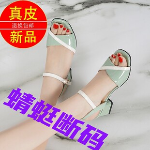 品牌2025新款夏季软皮女中跟粗跟一字带休闲拼色女学生凉鞋