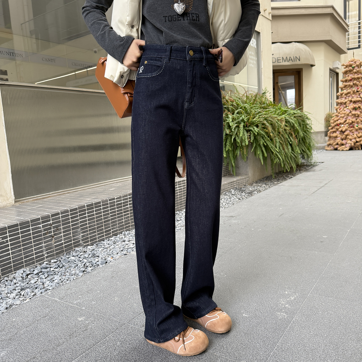 显瘦遮胯 很抗打的窄版直筒牛仔长裤