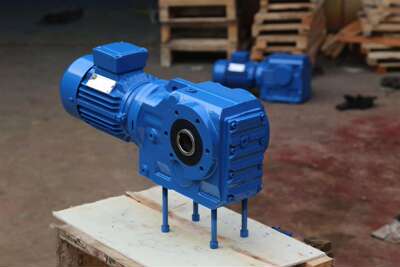 硬齿面卧式R17-Y0.37KW-NA300减速机电机SA67-DT80N8-1/190.11M4