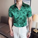深绿色