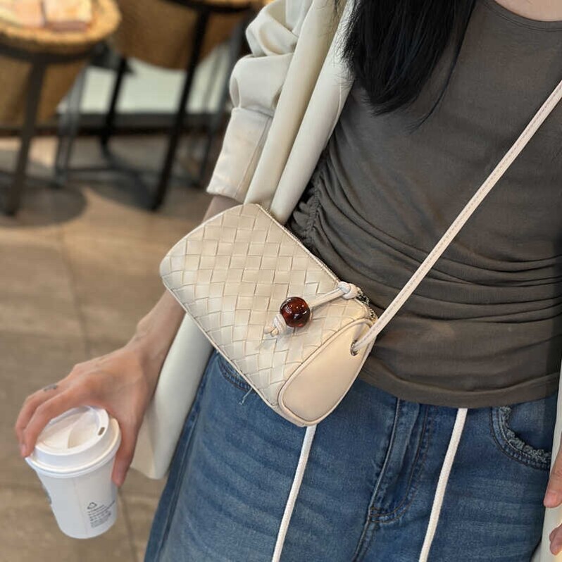真皮斜挎包女2025新款编织高级感小众圆筒小包百搭迷你单肩手机包
